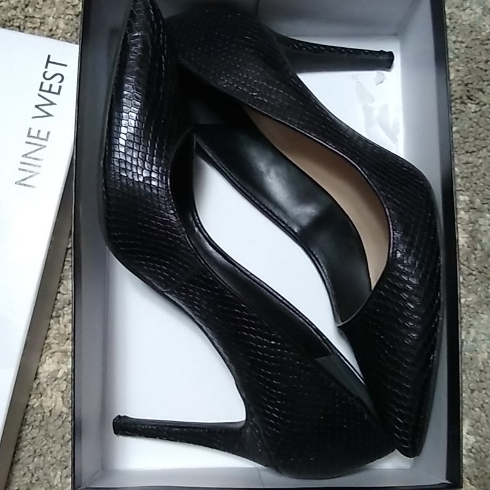 Nine West black crocodile heels size 9